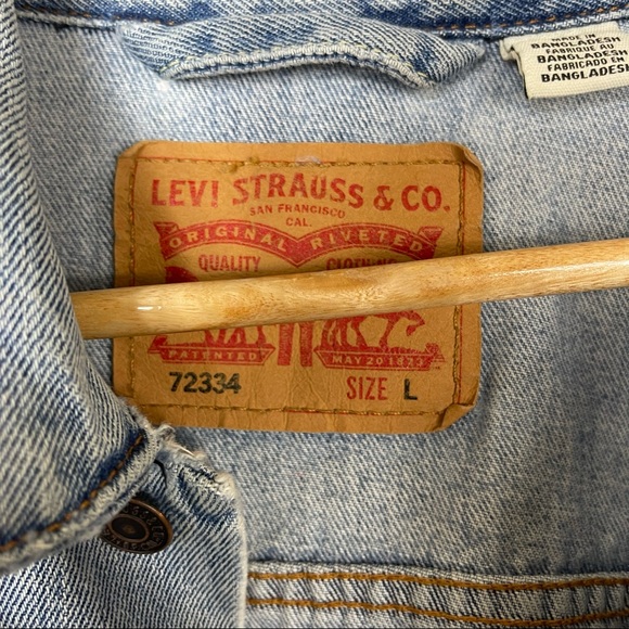 Levi’s Trucker Denim Jacket in Light Stonewash Large - Picture 9 of 10